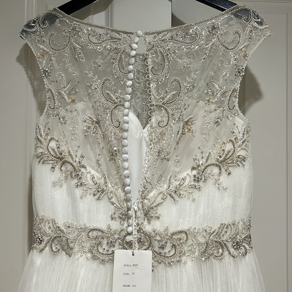 Brand new, never been worn wedding dress - Picture 10 of 14